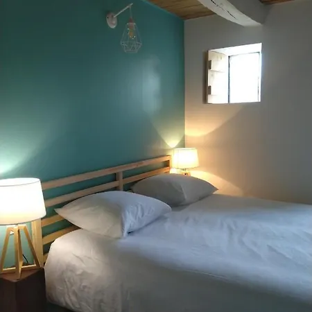 Holiday home Les Charmantes Pierres Percees *